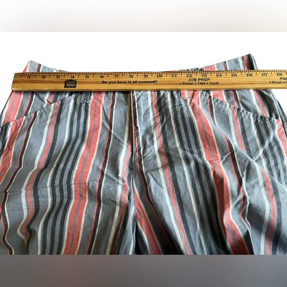 Lee women’s size medium/12 Striped Shorts - Gray and pink - Picture 4 of 7